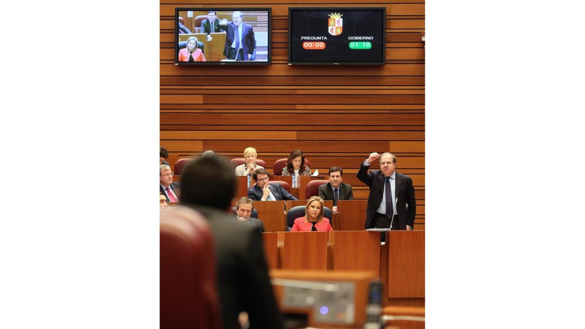 El presidente de la Junta, Juan Vicente Herrera, se dirige al portavoz socialista Luis Tudanca en el Pleno de las Cortes-ICAL