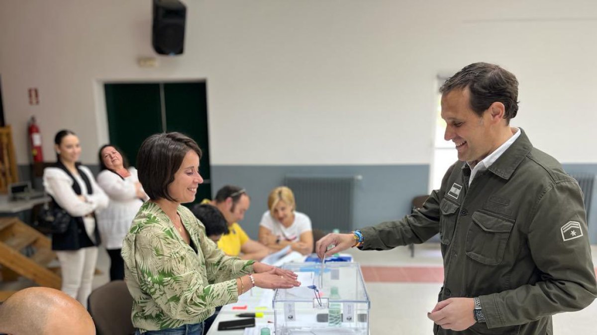 El presidente de la Diputación, Conrado Íscar, deposita su voto en la urna.- TWITTER