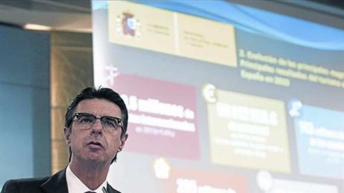 El ministro José Manuel Soria, en una rueda de prensa.-DAVID CASTRO