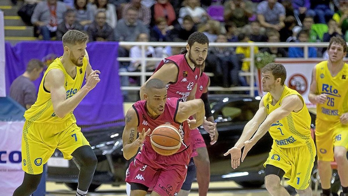 Mike Torres inicia una transición en el partido ante Ourense de la primera vuelta celebrado en Pisuerga (66-72).-J.C. CASTILLO
