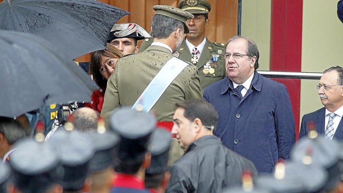 DÍA DE LA HISPANIDAD. El presidente de la Junta de Castilla y León, Juan Vicente Herrera, acudió a los actos del día de la Fiesta Nacional en Madrid, donde saludó al Rey Felipe VI y también se encontró con Luis de Guindos-ICAL