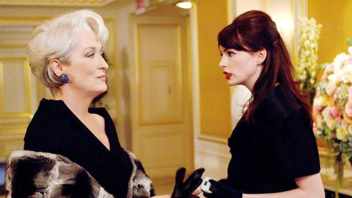 La temida y editora de 'Runway', Miranda Priestly (Meryl Streep), junto a la periodista Andy Sachs (Anne Hathaway), en una escena de 'El diablo viste de Prada'.-Foto: ARCHIVO