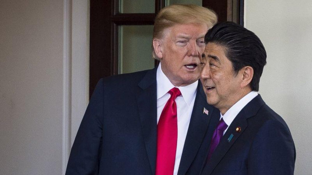 El presidente de los Estados Unidos, Donald Trump, con el primer ministro japonés, Shinzo Abe.-EFE / EPA