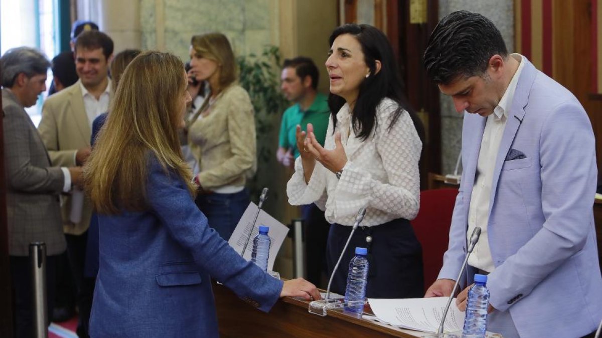 loria Bañeres charla conGema Conde después de una sesión del pleno municipal.-RAÚL G. OCHOA