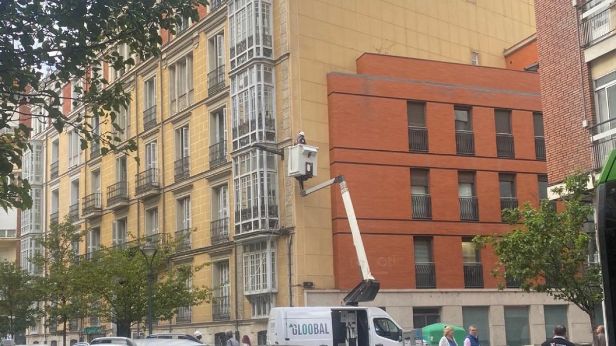 Primera instalación de las luces navideñas de 2023 en la calle Gamazo de Valladolid. -E.M.