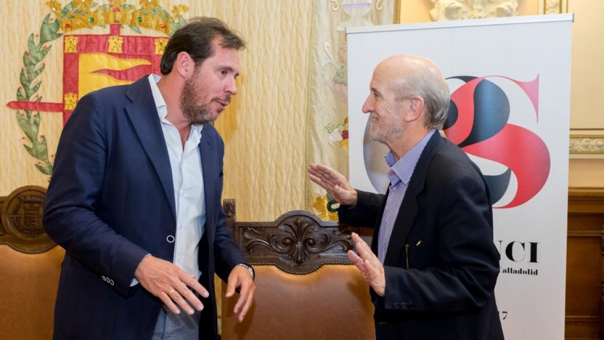 El alcalde de Valladolid, Óscar Puente, y el director de la Seminci, Javier Angulo, presentan la 62 edición de la Semana Internacional de Cine de Valladolid-R. Valtero / ICAL