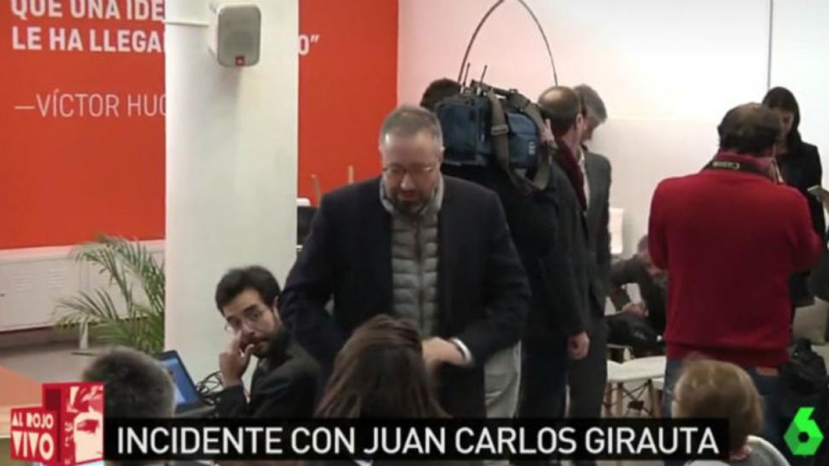 Momento en el que Juan Carlos Girauta se encaró con la periodista, en una imagen captada por La Sexta.-LA SEXTA