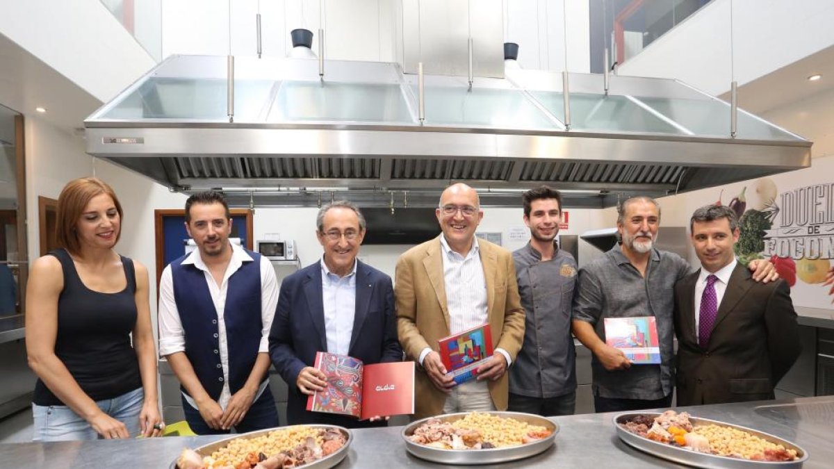 Paco Díez presenta el libro 'Aroma de pimientos asados', junto al guitarrista Raúl Olivar, y el presidente de la Diputación de Valladolid, Jesús Julio Carnero.-ICAL