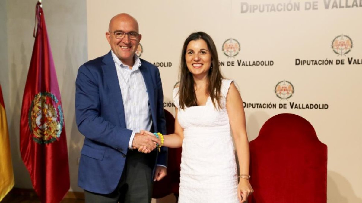 El presidente de la Diputación de Valladolid, Jesús Julio Carnero, y la presidenta de la Asociación de Trabajadores Autónomos (ATA), Soraya Mayo, firman un convenio de colaboración para complementar los programas de empleo de la Institución Provincial.-ICAL