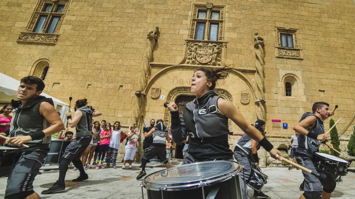 La percusión del espectáculo ‘Vêrtical’ de la compañía Brincandeira llenó de música la Plaza de Herrasti.-ICAL