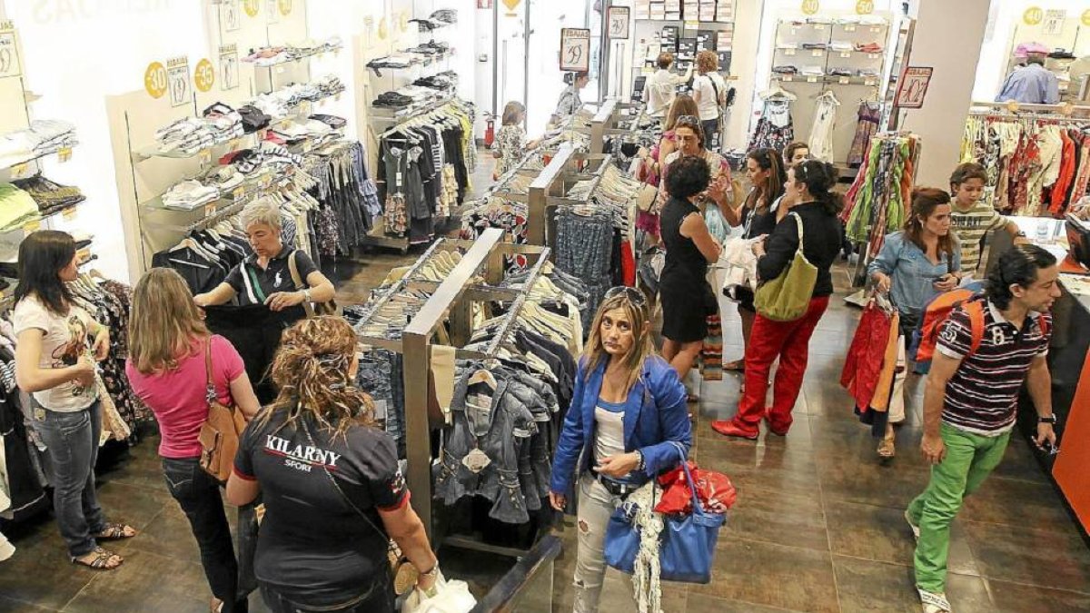 Interior de un pequeño comercio de Valladolid lleno de clientas-Montse Álvarez