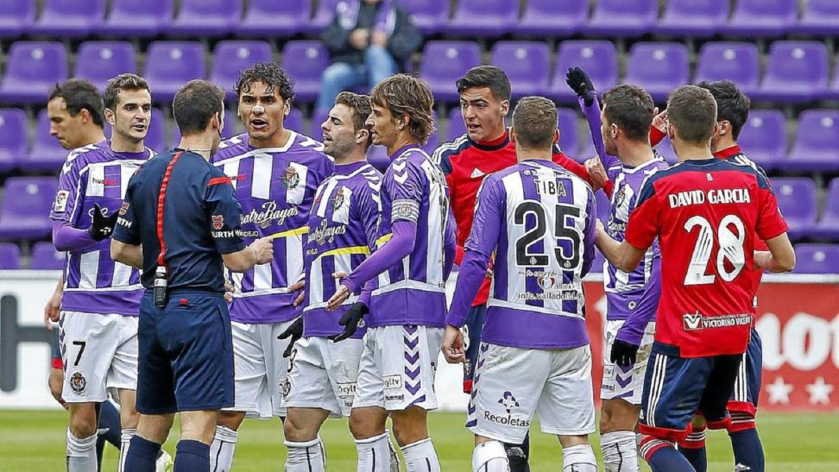 Villar, Silva, Rodri y Álvaro Rubio protestan al colegiado la expulsión del central uruguayo.-J. M. Lostau