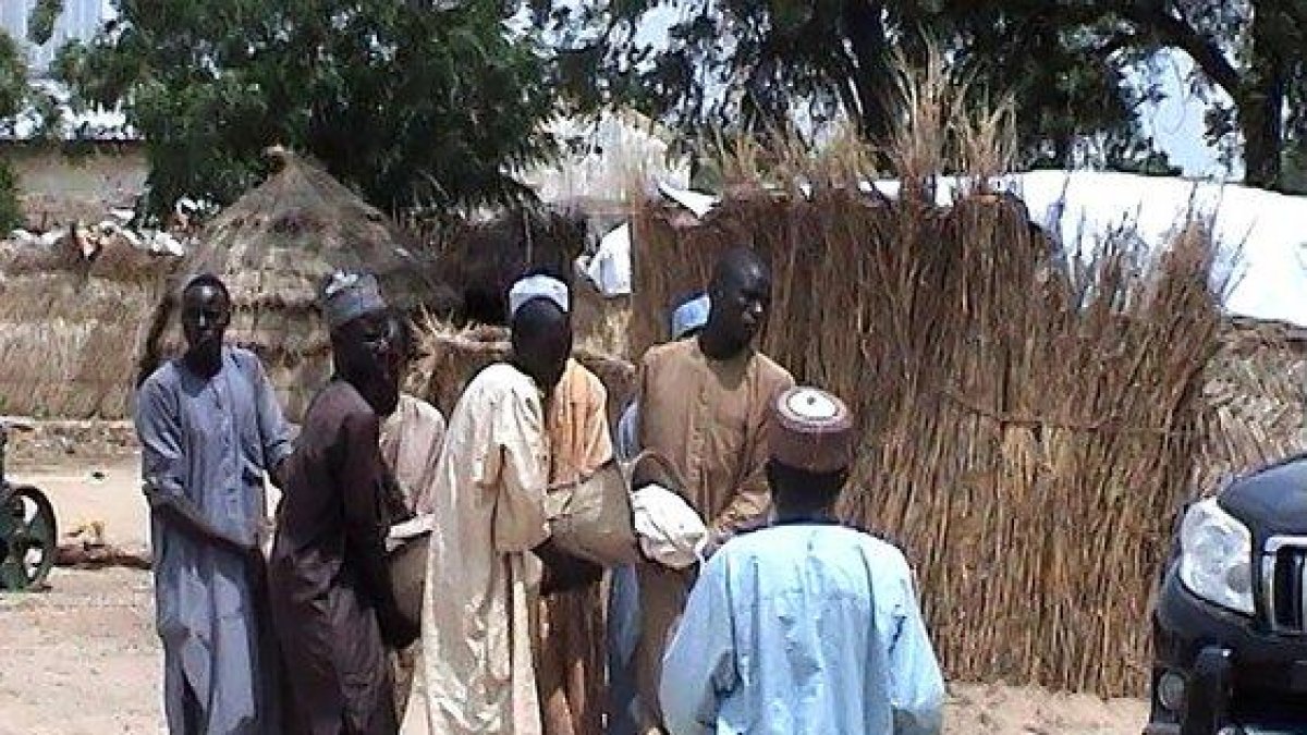 Un grupo de personas traslada a las víctimas de un atentado yihadista en Nigeria.-AFP