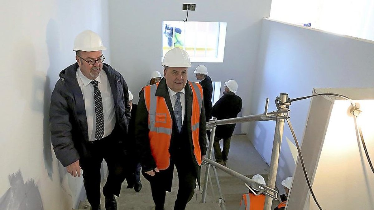Fernando Rey y José Manuel Barrio, ayer, durante la visita a las obras del nuevo instituto de Arroyo.-ICAL