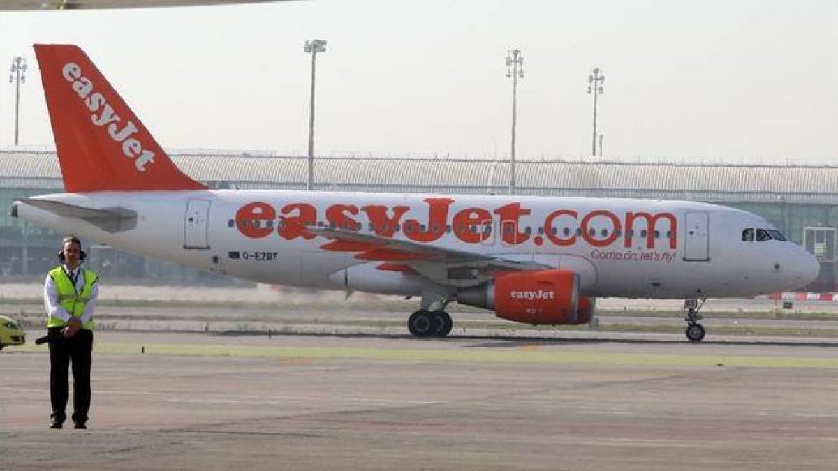 Un avión de Easyjet, en el aeropuerto de Barcelona.-Foto:   ARCHIVO / DANNY CAMINAL