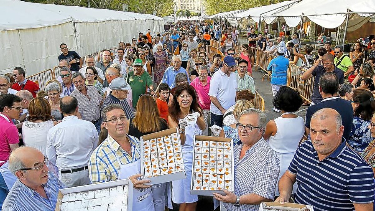 Ana Redondo junto a algunos de los confiteros encargados de elaborar la tarta de San Lorenzo-J. M. LOSTAU