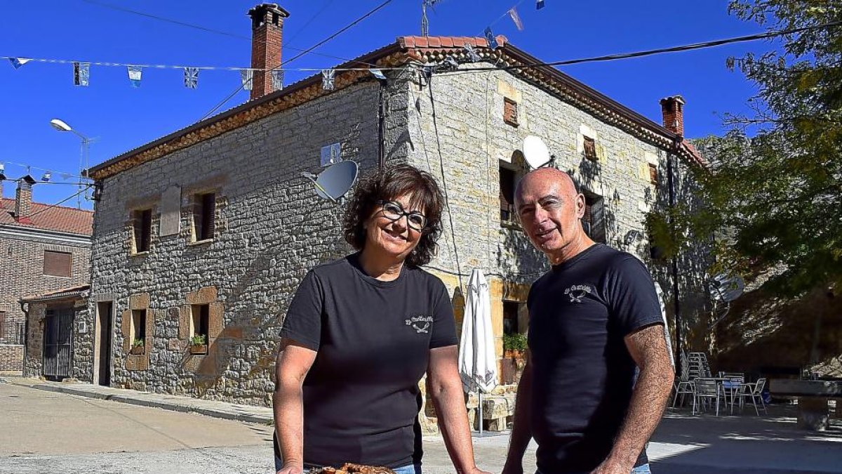 Beatriz Ruiz y Víctor Ludeña, en el exterior de La Cantinilla, con platos y raciones que elaboran en su establecimiento.-ARGICOMUNICACIÓN