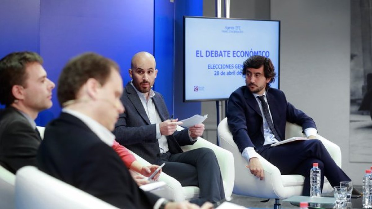 Los responsables económicos (de izquierda a derecha) del PP, Daniel Lacalle ; del PSOE, Daniel Fuentes; de Unidas Podemos, Nacho Álvarez, y de Ciudadanos, Toni Roldán, durante el debate sobre asuntos económicos que ha celebrado la Agencia EFE.-EFE