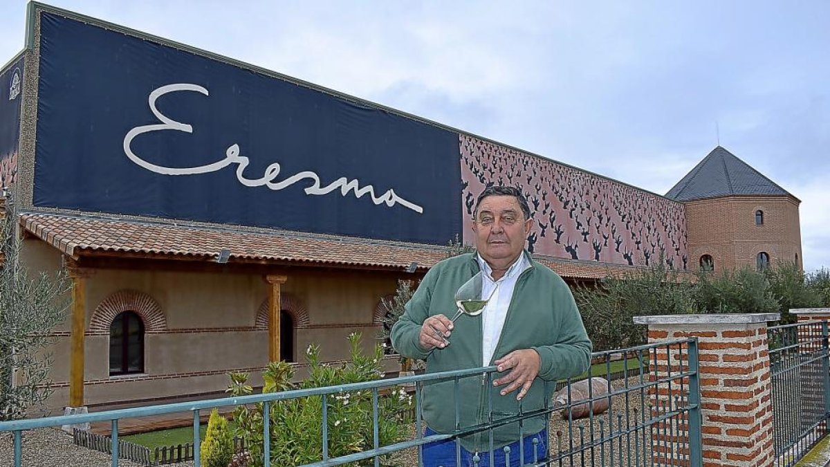 Aníbal Asensio Paunero, en el exterior de la bodega, cuya arquitectura de ladrillo recuerda las construcciones mudéjares de la zona.-ARGICOMUNICACIÓN