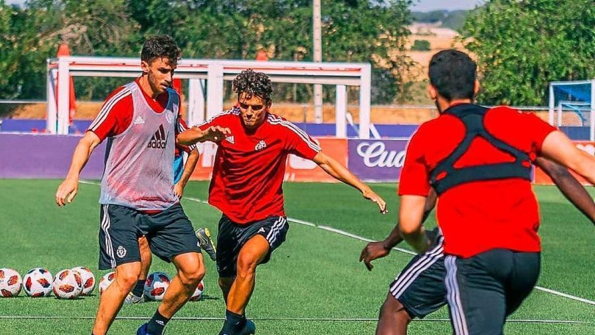 Ünal (derecha) pugna por el balón en un entrenamiento del Promesas.-RVCF