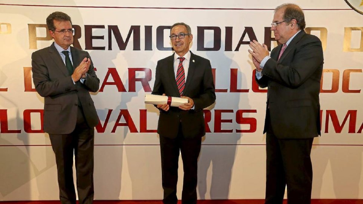 El presidente de la Asociación Española contra el Cáncer de León, flanqueado por José Luis Ulibarrio y Juan Vicente Herrera, tras recibir el premio de ‘Diario de León’ a los Valores Humanos.-Ramiro