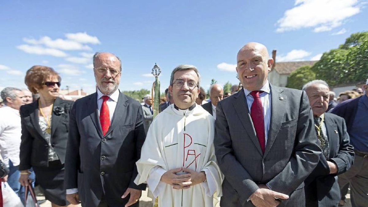 El alcalde; Léon de la Riva durante la procesión-El Mundo