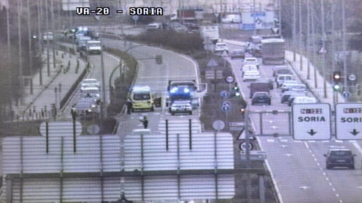 Imágen de las cámaras de tráfico de la avenida de Soria tras la colisión entre un camión y un turismo. - POLICÍA MUNICIPAL- Europa Press