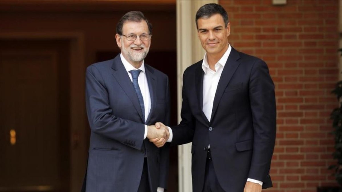 Mariano Rajoy y Pedro Sánchez, durante la reunión que mantuvieron el pasado 7 de septiembre en la Moncloa.-JOSE LUIS ROCA