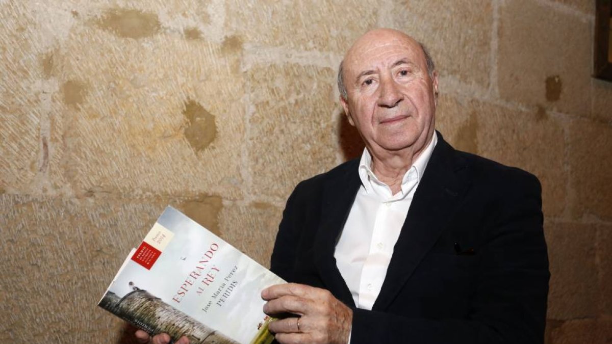El escritor José María Pérez 'Peridis' presenta su último trabajo, una novela histórica titulada 'Esperando al rey', que ya ha conseguido el Premio de Novela Histórica 'Alfonso X El Sabio'-Ical