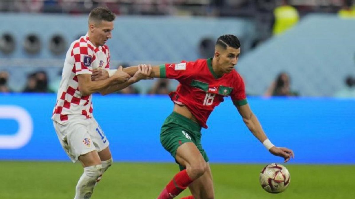 El Yamiq intenta sacar el balón jugado pero es agarrado por un jugador de Croacia antes de caer lesionado. EM