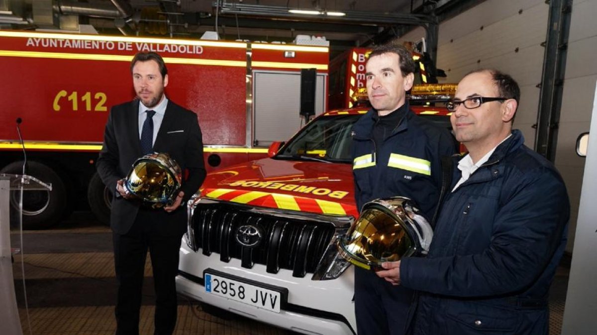 Óscar Puente, Javier Reinoso y Luis Vélez durante la persentación del nuevo material en el parque de Bomberos de Las Eras.-E. M.