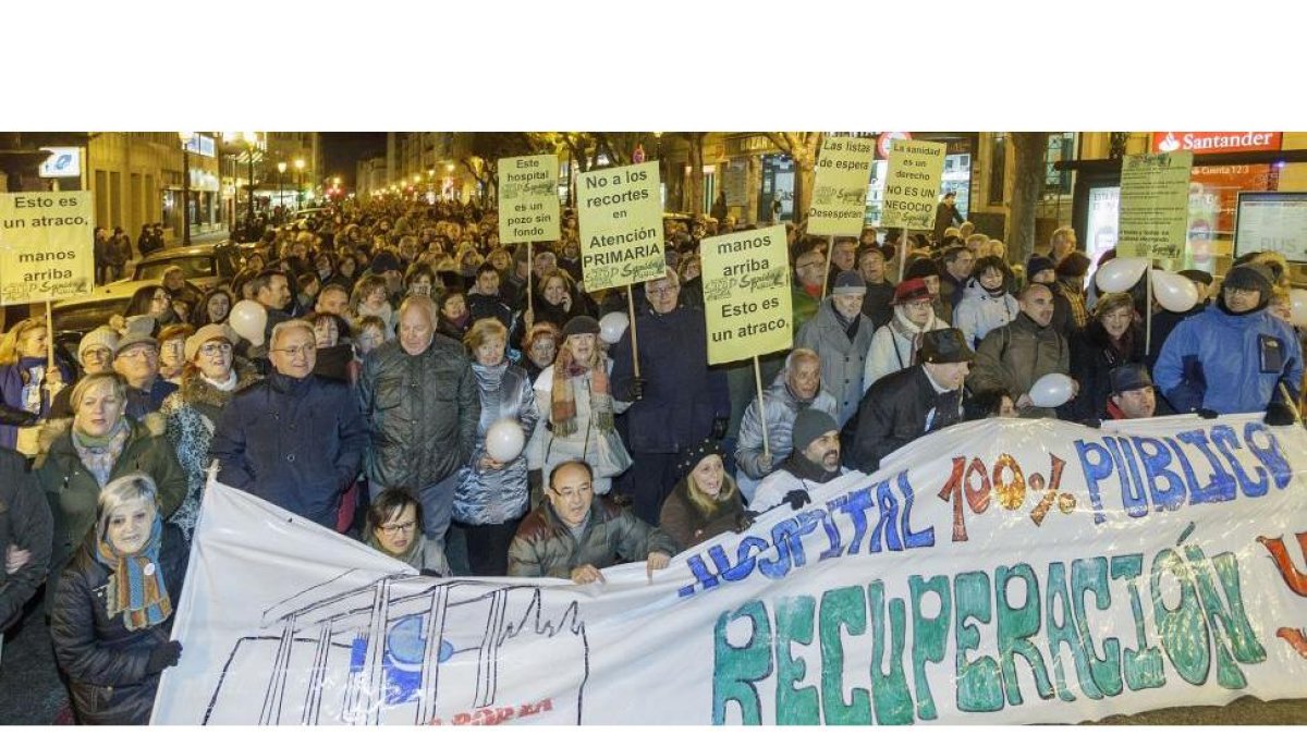 Imagen de la manifestación celebrada ayer en la capital burgalesa a su paso por la calle Vitoria.-SANTI OTERO