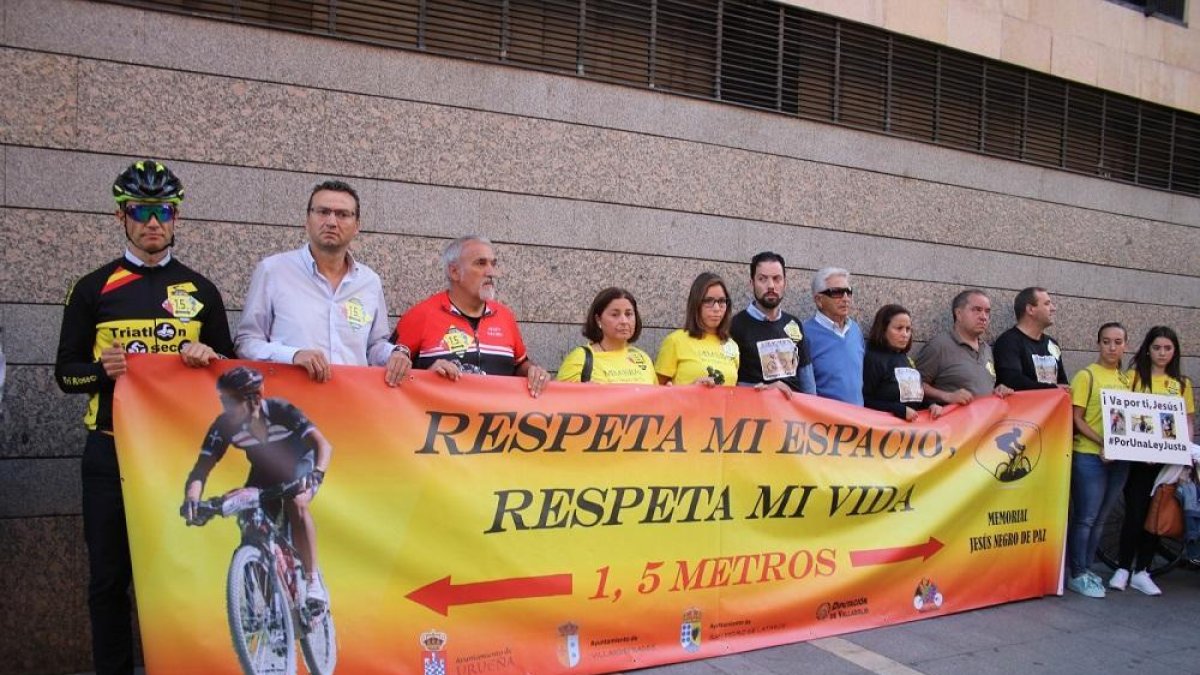 Colectivos ciclistas arroparon a la familia Negro y Martínez en el juicio suspendido el pasado 20 de septiembre.-E. M.