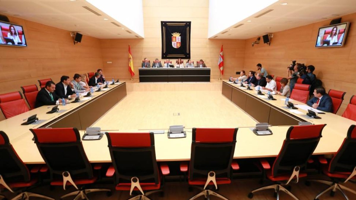 Reunión de la Diputación Permanente de las Cortes para decidir sobre la petición de convocatira por parte de PSOE, Podemos, Ciudadanos y Mixto, de una Comisión de Fomento y Medio Ambiente, en sesión extraordinaria, para que el consejero analice la campaña-ICAL