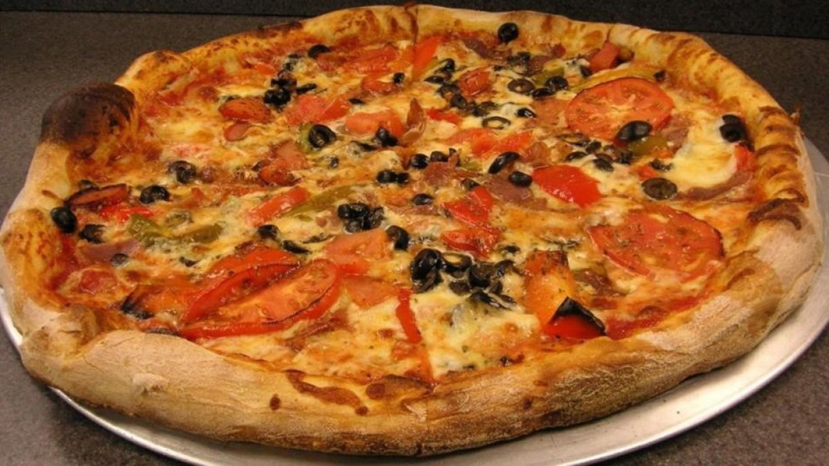 Dos policías italianos detienen a Roberto Manganiello, un jefe de la mafia siciliana, disfrazados de repartidores de pizza.-