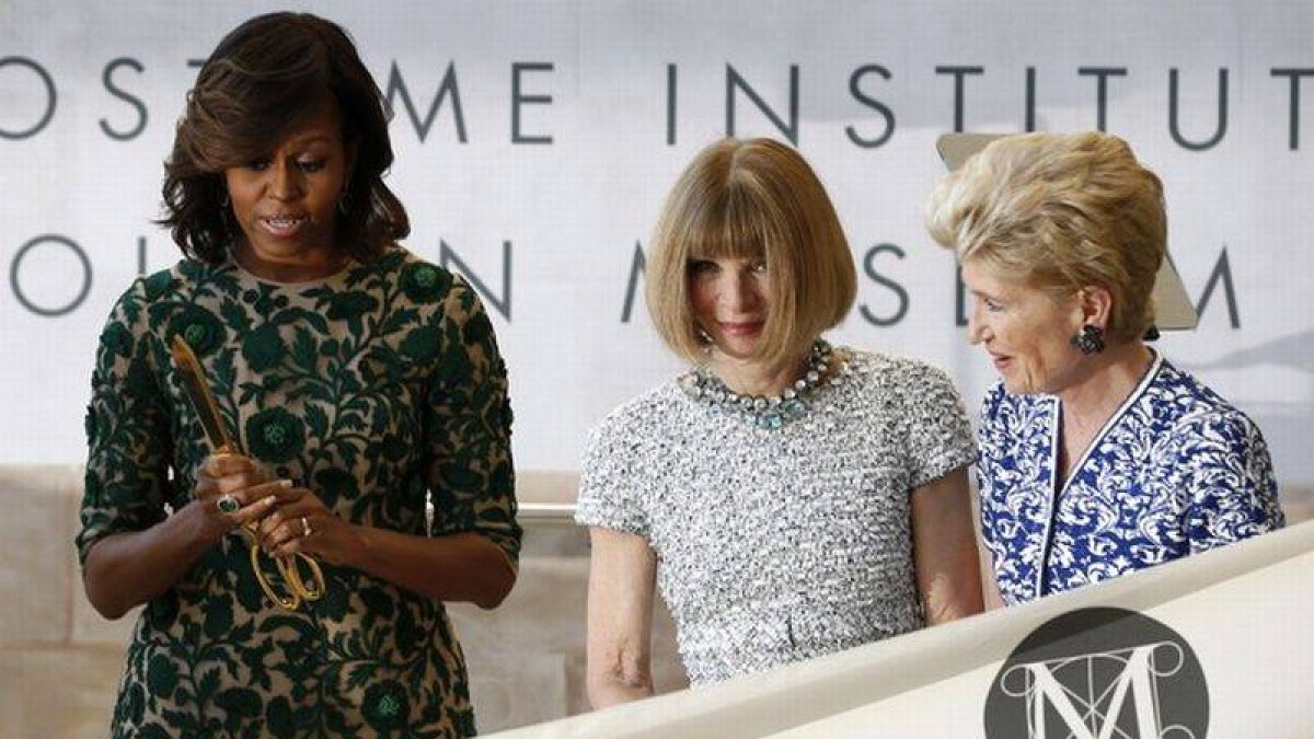 Michelle Obama junto a la editora jefe de 'Vogue USA', Anna Wintour, en la ceremonia de inauguración del Costume Institute, en el museo Metropolitan de Nueva York el pasado mes de mayo.-Foto: MIKE SEGAR / REUTERS