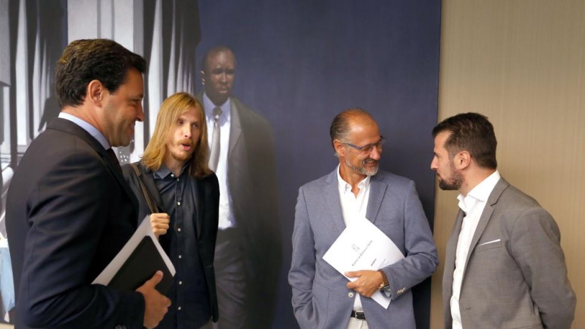 Los portavoces del PP, Raúl de la Hoz, de Podemos, Pablo Fernández, de Ciudadanos, Luis Fuentes, y del PSOE, Luis Tudanca, conversan antes de asistir a la reunión de la Mesa de las Cortes y Junta de Portavoces.-ICAL