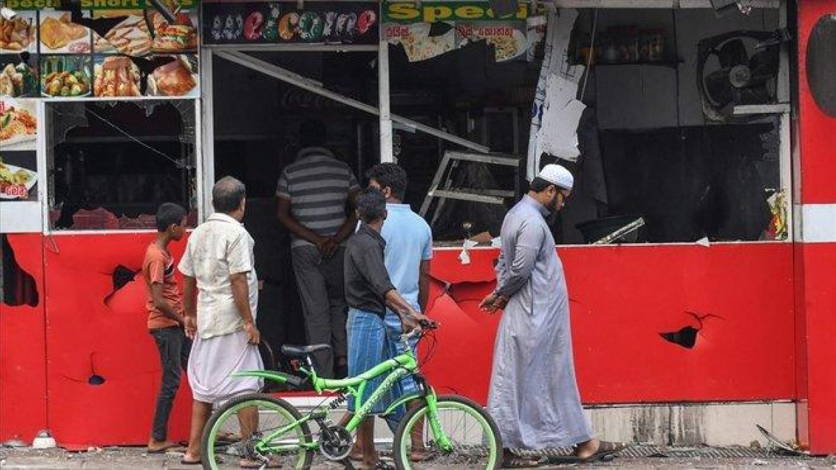 Imagen de una de las tiendas atacadas durante el brote de violencia contra musulmanes en Sri Lanka.-LAKRUWAN WANNIARACHCHI (AFP)