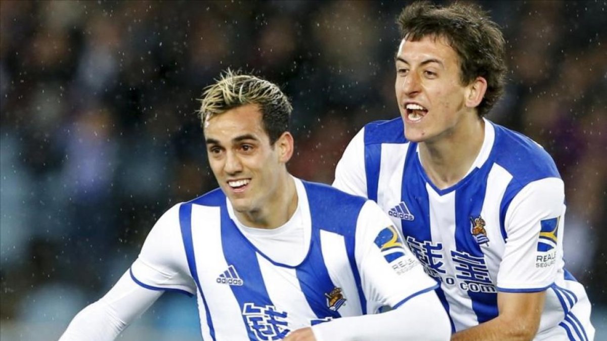 Juanmi celebra su gol con Oyarzabal antes de levantarse la camiseta para mostrar el mensaje de apoyo a Pablo Ráez.-JUAN HERRERO