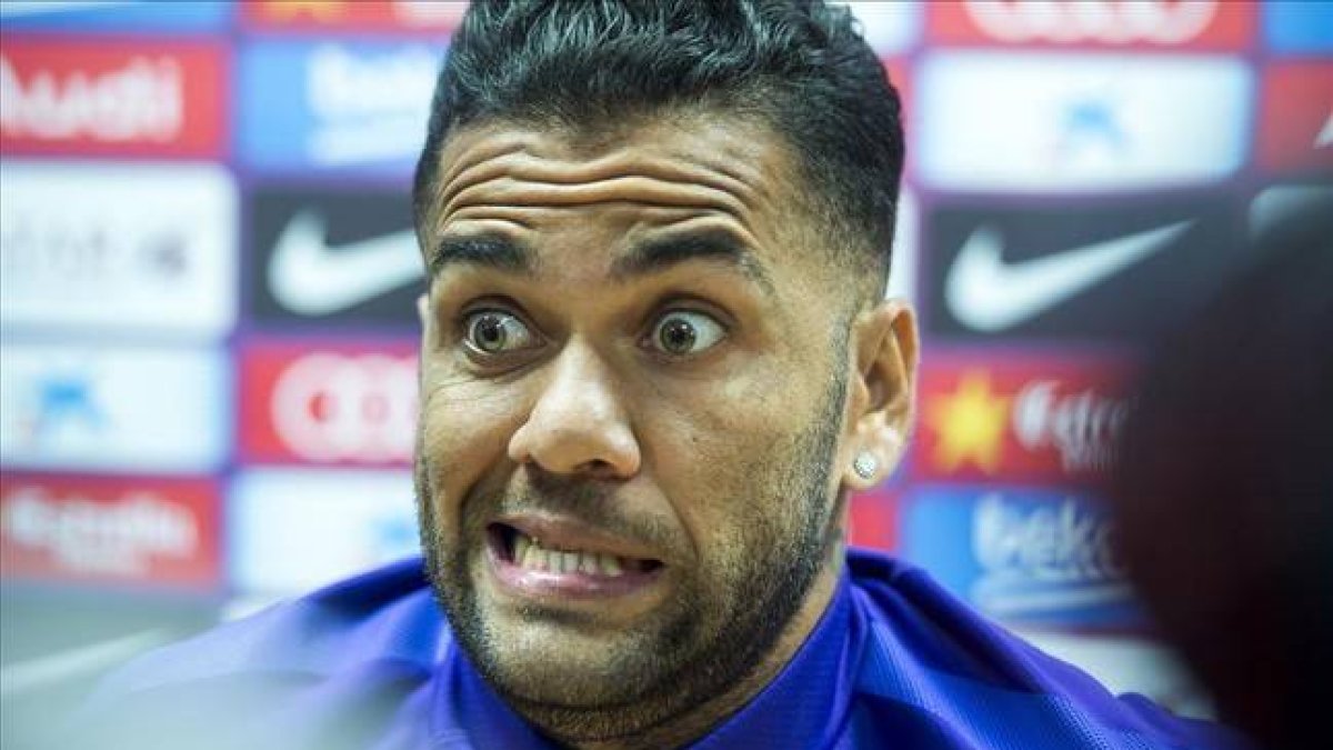 Daniel Alves, en la rueda de prensa de este lunes.-Foto: JORDI COTRINA