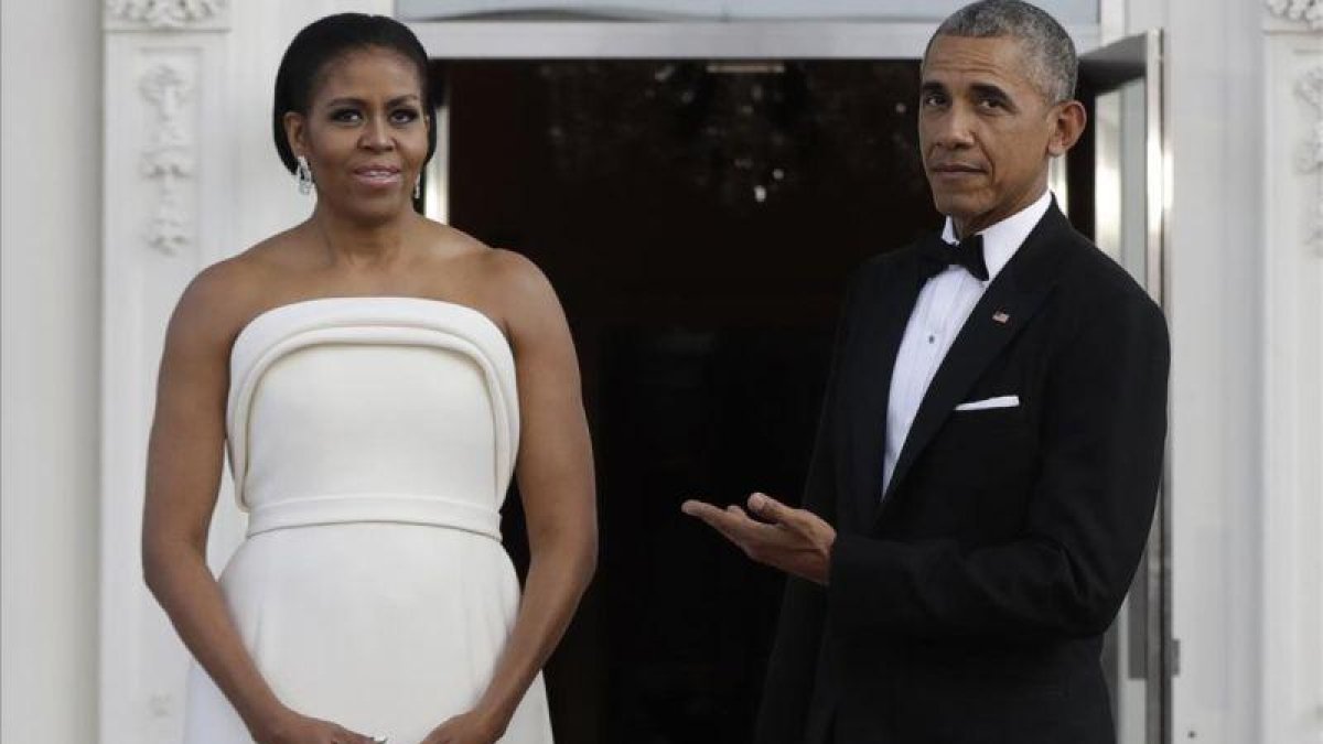Michelle Obama escoge un traje de Brandon Maxwell, el diseñador favorito de Lady Gaga.-AP / MANUEL BALCE CENETA