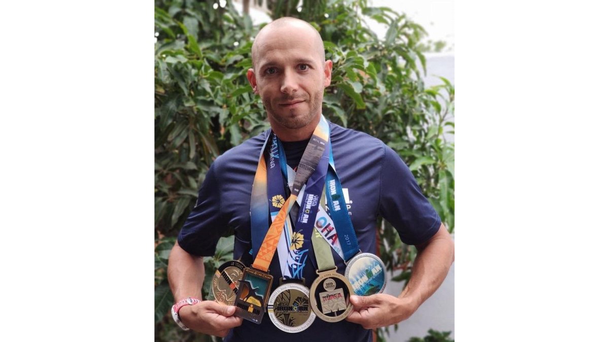 José Antonio Arranz posa con su colección de medallas de ‘finisher’ en el Ironman de Hawaii.-E.M.