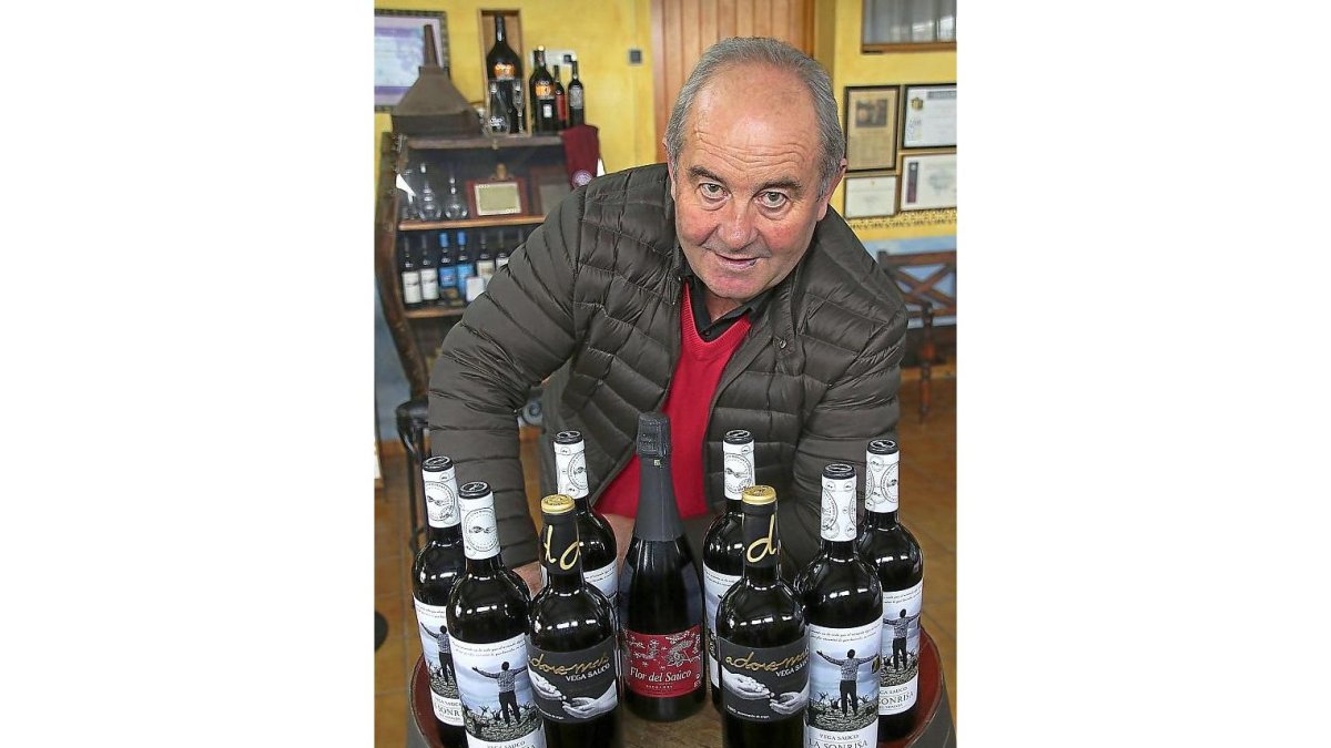 Wenceslao Gil posa con tres de sus vinos en el interior de la tienda de la bodega Vega Saúco.-M.T.