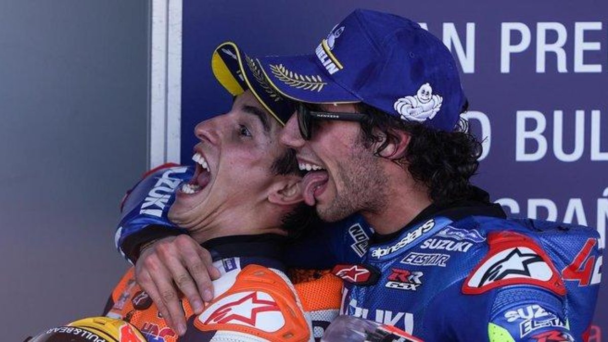 Àlex Rins,a la derecha, bromea, en el GP de Jerez de este año, con Marc Márquez.-ALEJANDRO CERESUELA