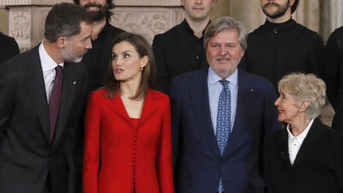 elipe, el dia de su 49º cumpleaños, y Letizia conversan con Íñigo Méndez de Vigo y Concha Velasco, en el acto que clausura la conmemoración del cuarto centenario de Cervantes.-