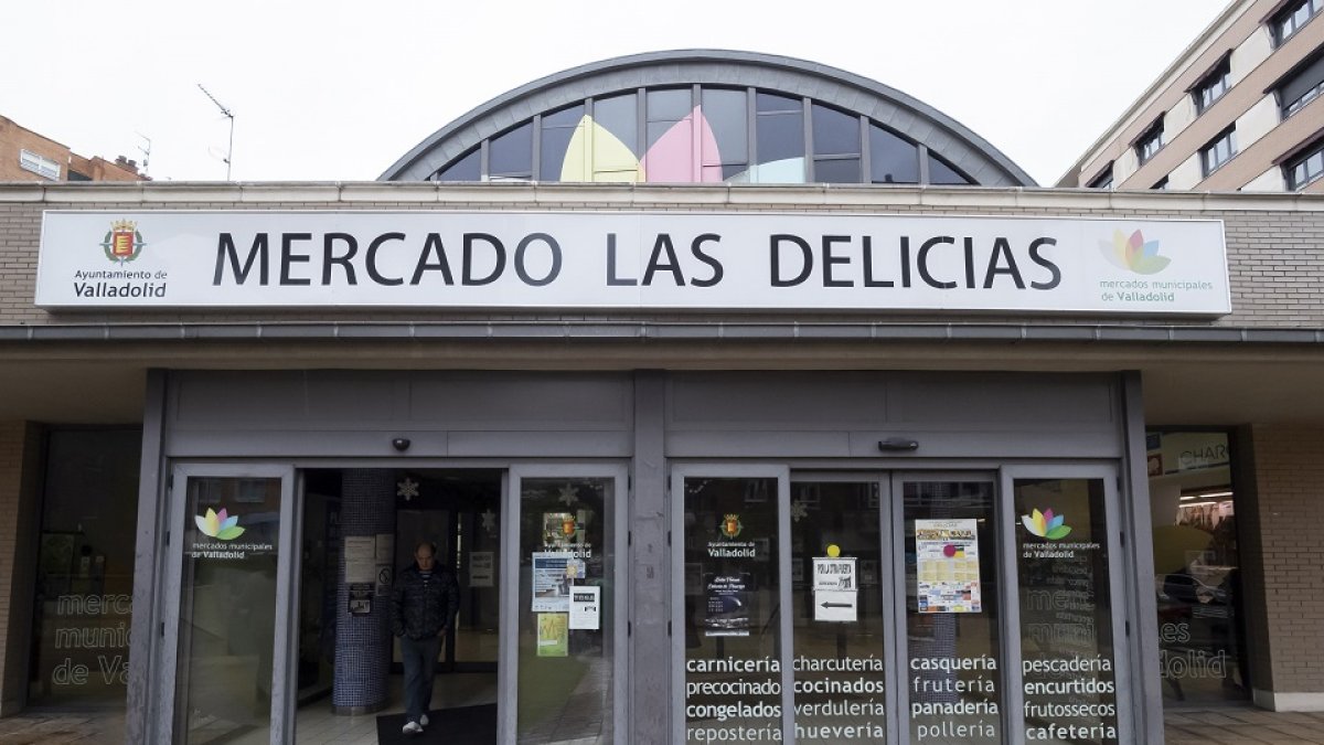 Entrada al mercado de las Delicias, uno de los que más puestos vacíos tiene. PABLO REQUEJO