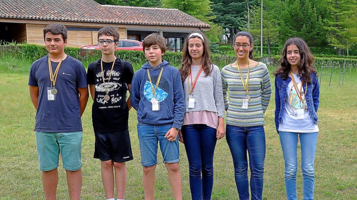 Los seis representantes de Castilla yLeón posan tras conseguir la clasificación en la Olimpiada Regional.-EL MUNDO