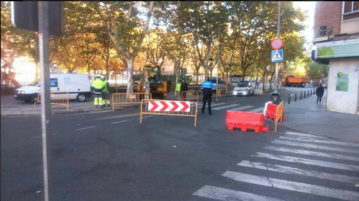Tráfico cortado en Gabriel y Galán.-@PoliciaVLL