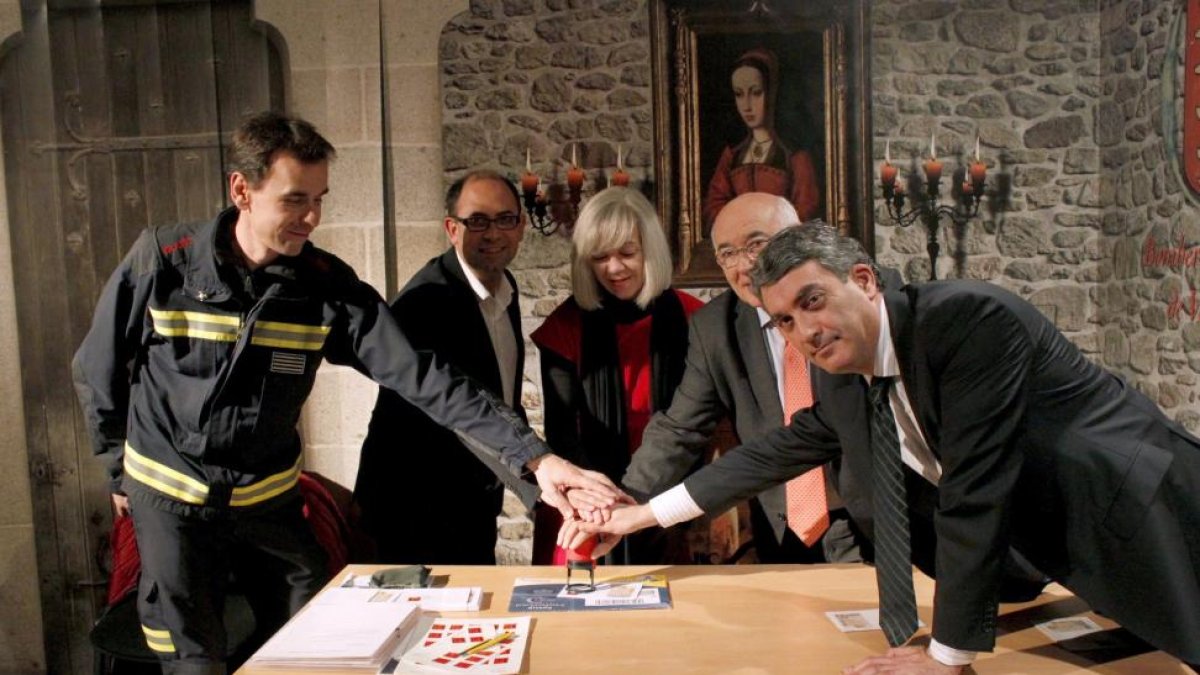 En la imagen, Javier Reinoso, director del Servicio de Extinción de Incendios, Salvamento y Protección Civil; Luis Velez, concejal de Seguridad y Movilidad; Javier Castro Manrique, presidente de la Federación de Castilla y León de Sociedades Filatélicas; -Ical