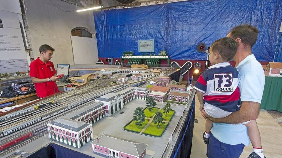 Un padre y su hijo visitan la exposición ferroviaria.-Pablo Requejo